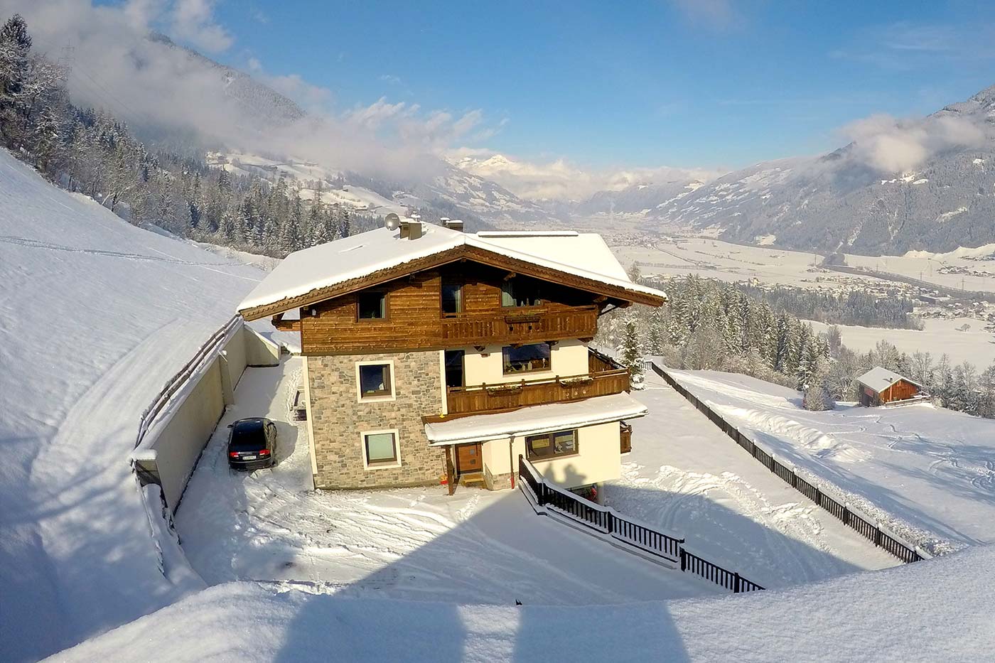 Genießen Sie Ihr ganz individuelles Urlaubserlebnis mit der Familie in einer unserer Ferienwohnungen direkt an der Piste der Schiregion Hochzillertal.