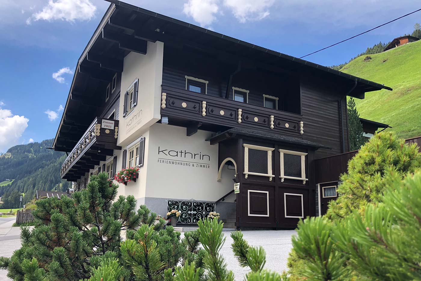 Inmitten der zauberhaften Tuxer Bergwelt liegt unser mit viel Liebe zum Detail eingerichtetes Haus.