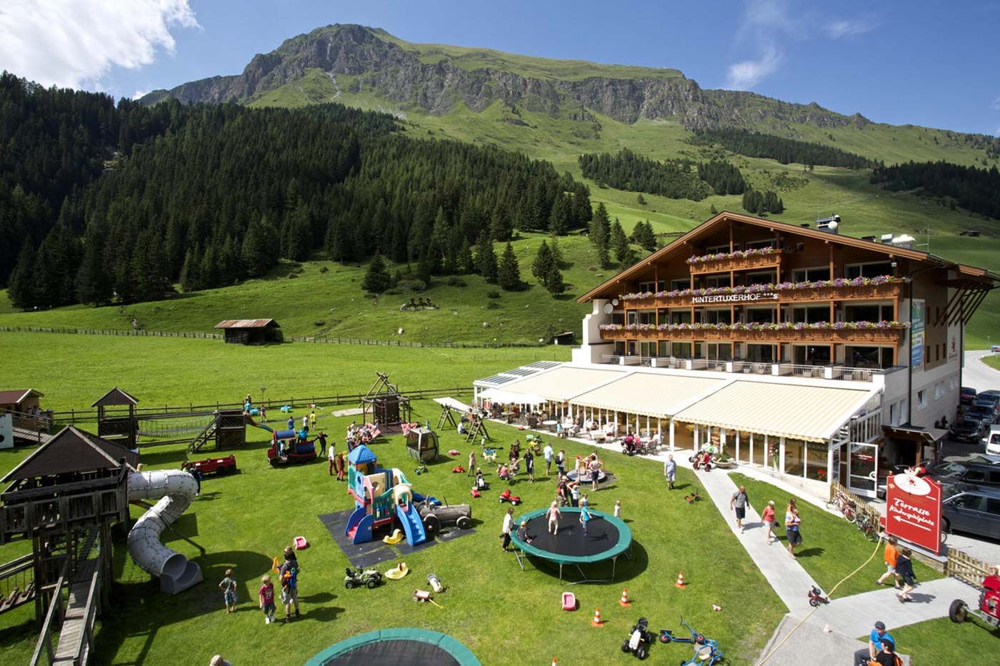 Children and glacier Hotel Hintertuxerhof – 365 Days Family Paradise