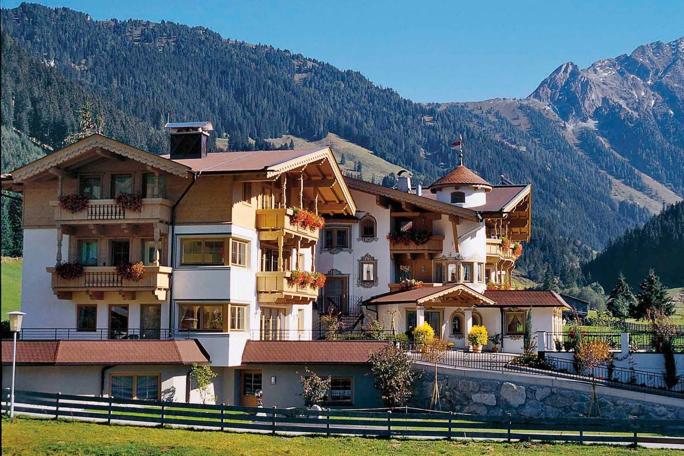 Inmitten der fantastischen Bergwelt von Gerlos liegt das Landhaus der Familie Haberl. Hier finden Sie Doppelzimmer und Appartements für Ihren Urlaub.