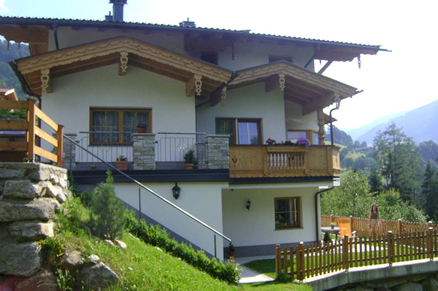 The 'Appart Zillertal Arena' offers its guests two beautifully equipped holiday apartments in the traditional Tyrolean style.