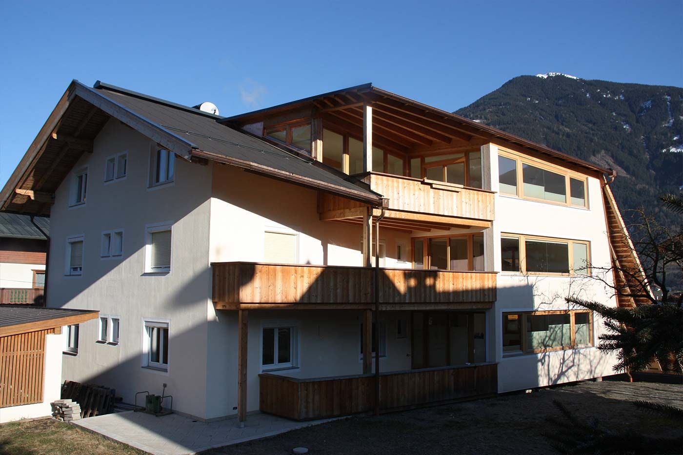 Neu erbautes Haus mit herrlichem Blick auf die Zillertaler Bergwelt.